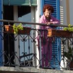 Schadeclaim balkoneigenaren na Internationale Dag Van Het Naakt Tuinieren: “Je kunt er je blote kont niet keren!”